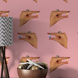 Carta da parati adesiva rosa chic - Elegante decorazione murale autoadesiva con un design alla moda che raffigura mani che tengono una pillola - Rimovibile e facile da applicare