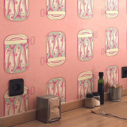 Papier peint boîte de conserve de poisson funky : décoration murale amovible rose rétro