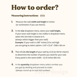 Op de afbeelding: Een witte achtergrond met bruine tekst die uitlegt hoe je wandpanelen kunt bestellen. De tekst bevat instructies voor het meten van de breedte en hoogte van de muur in inches of centimeters, het selecteren van de juiste paneelgrootte uit een vervolgkeuzemenu en het berekenen van het aantal benodigde panelen. De tekst bevat ook de zin "retro design".