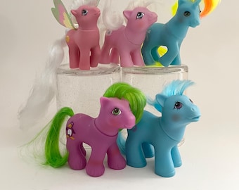 My Little Pony G1 'Baby' waggelt, Tiddlywinks, Lucky, 'Baby Beddy Bye Eye'-lint, 'Baby Summer Wing' Lady Flutter. APART VERKOCHT.