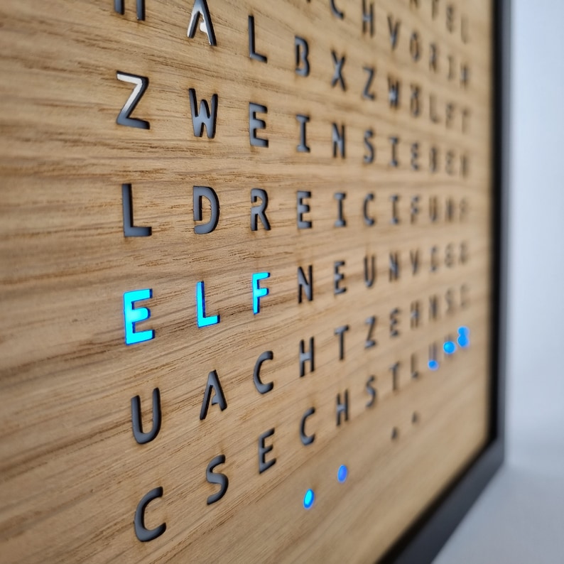 Word Clock Halo, Wortuhr, LED Uhr, schwarzer Rahmen elektronische Uhr, moderne Uhr, Schreibtisch Clock, Holzfront Bild 5