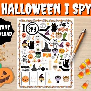 Puede incluir: Un juego de "Veo, veo" con temática de Halloween con ilustraciones espeluznantes, como calabazas, murciélagos y brujas. El juego presenta una lista de verificación y las palabras "Halloween I Spy". Un bolígrafo y caramelos están sobre una superficie de madera.