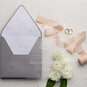 Hochzeitseinladung aus Acryl mit elegantem grauen Umschlag, klar, transparent, personalisiert, minimalistisches Design