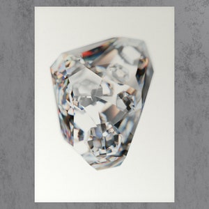 Peut inclure: Un grand cristal transparent facetté avec une forme géométrique. Le cristal est sur un fond blanc.