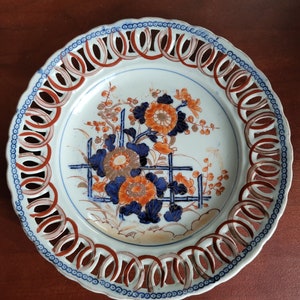 Unique Imari plate 18/19th century. Braided edge.