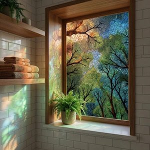 Puede incluir: Una ventana de baño con un diseño de vidriera que representa una escena de bosque. La ventana está enmarcada en madera y tiene un alféizar blanco. Una planta de helecho en maceta se encuentra en el alféizar. Las paredes son blancas con azulejos blancos.