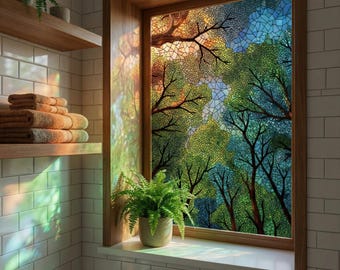 Puede incluir: Una ventana de baño con un diseño de vidriera que representa una escena de bosque. La ventana está enmarcada en madera y tiene un alféizar blanco. Una planta de helecho en maceta se encuentra en el alféizar. Las paredes son blancas con azulejos blancos.