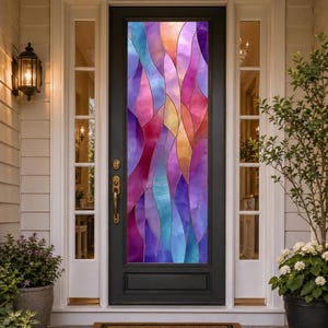 Puede incluir: Una puerta de entrada con una vidriera con un diseño abstracto colorido. El diseño de la ventana incluye patrones ondulados y fluidos en tonos de morado, azul, rosa y dorado. La puerta es negra y el marco circundante es blanco.