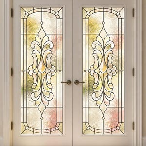 Può includere: Un set di doppie porte bianche con ampi pannelli in vetro rettangolari e decorazioni in piombo. Il vetro presenta un motivo centrale simmetrico a volute con lastre testurizzate e traslucide in delicate tonalità di giallo, rosa e verde.