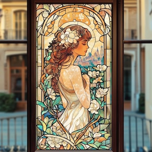 Könnte beinhalten: Ein Buntglasfenster, das eine Frau mit wallendem braunen Haar und einem weißen Kleid zeigt, umgeben von Blumen. Der Hintergrund zeigt eine Stadtlandschaft mit Gebäuden und einem Himmel.