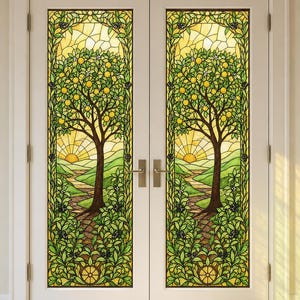 Può includere: Un set di doppie porte bianche con pannelli in vetro colorato che presentano un design ripetuto di un albero di limoni in un paesaggio. La scena raffigura un albero centrale con frutti gialli, foglie verdi, un sentiero tortuoso e un'alba.