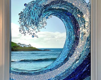Puede incluir: Una gran ola azul hecha de azulejos de mosaico de vidrio, rompiendo sobre una costa con un pequeño pueblo en el fondo. La ola está hecha de muchos tonos diferentes de azulejos de vidrio azul y blanco, y es muy detallada.
