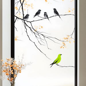 Puede incluir: Panel decorativo que representa pájaros posados en ramas. La obra presenta un fondo blanco con ramas negras, flores de color amarillo-naranja y pájaros grises. Un pájaro verde brillante añade un toque de color.