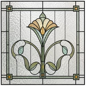 Könnte beinhalten: Ein quadratisches Buntglasfenster mit einem zentralen, stilisierten Blumenmotiv mit blassgelben und hellgrünen Blütenblättern. Der Hintergrund besteht aus strukturierten, klaren Glasscheiben, die von schwarzen Bleilinien gerahmt sind.