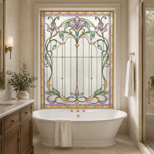 Puede incluir: Una película rectangular para ventana con un diseño de vidriera que presenta motivos florales en tonos morado, verde y dorado. El patrón incluye líneas curvas simétricas y capullos de flores estilizados alrededor de un panel central.