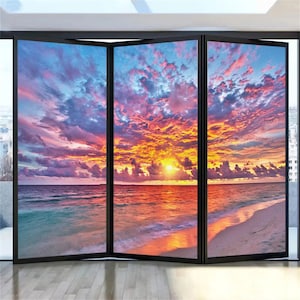 Puede incluir: Una vista panorámica de una puesta de sol sobre el océano, con una playa de arena en primer plano. El cielo es una mezcla vibrante de rosa, naranja y morado, con nubes esponjosas. El agua es de un azul profundo, con olas rompiendo en la orilla.