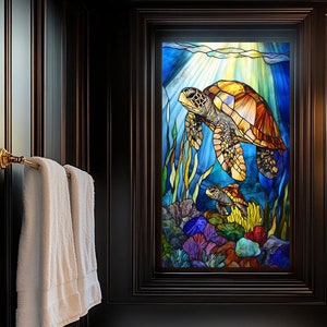 Puede incluir: Una ventana de vitrales que representa una gran tortuga marina nadando en el océano con dos tortugas más pequeñas. La ventana está enmarcada en negro y está sobre una bañera blanca en un baño.