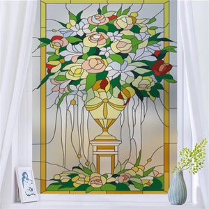 K&ouml;nnte beinhalten: Eine Buntglas-Fensterfolie mit einem Strau&szlig; bunter Blumen in einer gelben Vase auf einem Sockel. Die Blumen sind rosa, gelb, rot und wei&szlig;. Der Hintergrund ist hellgrau.