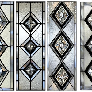Peut inclure: Quatre panneaux rectangulaires en vitrail avec un motif géométrique en losange. Les panneaux présentent du verre clair, texturé et miroir, encadré de lignes noires. Les formes de losanges sont disposées verticalement.