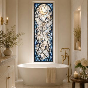 Puede incluir: Un panel de ventana rectangular alto de vidrieras que presenta una polilla luna blanca central, una luna creciente en la parte superior y patrones intrincados de enredaderas azul oscuro y flores blancas en todo el diseño.
