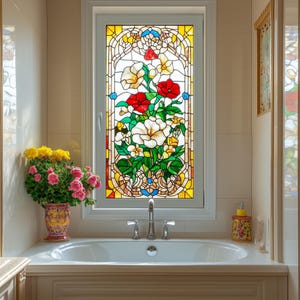 Puede incluir: Un baño con una bañera de porcelana blanca, un lavabo blanco con un grifo cromado y una ventana con un panel de vidriera que presenta un diseño floral en tonos rojos, amarillos y verdes.