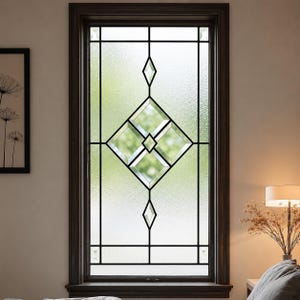 Könnte beinhalten: Ein rechteckiges Fenster mit einem dunkelbraunen Holzrahmen und einem zentralen, rautenförmigen Bleiglasdesign. Die Glasscheiben sind strukturiert und mattiert, wobei klare, facettierte Akzente ein geometrisches Muster im Fenster bilden.