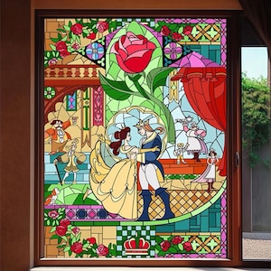 Peut inclure: Une fenêtre en vitrail représentant une scène de La Belle et la Bête. L'image représente Belle et la Bête dansant dans une salle de bal, entourés d'autres personnages de l'histoire. La fenêtre est faite de morceaux de verre colorés, créant un design magnifique et complexe.