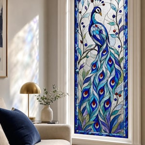 Puede incluir: Un panel de ventana de vidriera rectangular que presenta un pavo real vibrante con plumaje azul y verde azulado. El diseño incluye líneas de plomo intrincadas, follaje estilizado y patrones circulares en tonos azules, verdes y rojos, con un borde azul.
