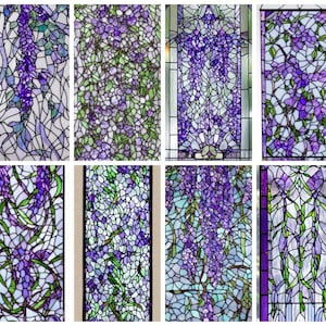 Op de afbeelding: Een verzameling van acht glas-in-loodpanelen met een ontwerp van paarse blauwe regenbloemen. De panelen zijn gemaakt van kleine stukjes glas die in een geometrisch patroon zijn gerangschikt. De panelen zijn ingelijst in donker hout.
