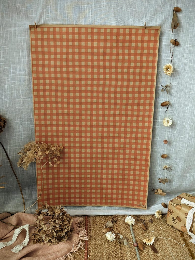 Puede incluir: Un p&oacute;ster rectangular con un patr&oacute;n repetitivo de cuadros vichy en naranja y beige. El papel tiene un borde fino y se muestra verticalmente. El dise&ntilde;o consiste en una cuadr&iacute;cula uniforme de peque&ntilde;os cuadrados en tonos alternos.