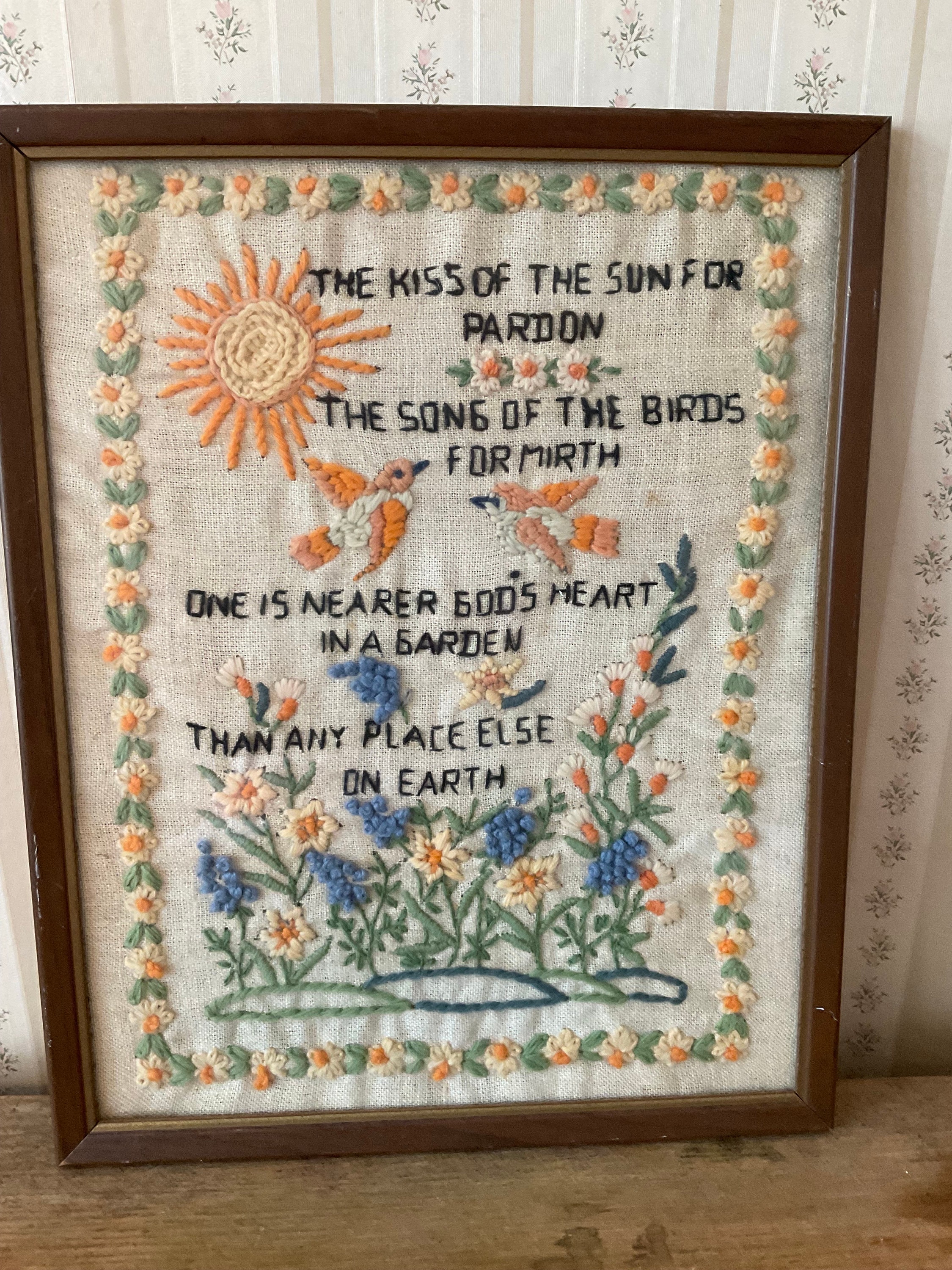 Broderie à La Main Vintage Crewel - Jardin De Fleurs Avec Poème De Dorothy Gurney - Cadre Inclus