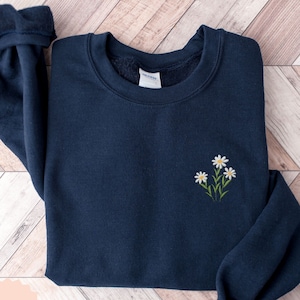 Embroidered Floral Daisy Sweatshirt, Spring Sweatshirt, Embroidered Flower Crewneck, Daisies Sweatshirt, Botanical Plant Nature Sweatshirt