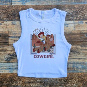 カウガール トイストーリー ベビーTシャツ、かわいいカントリー クロップタンク、バズ ライトイヤー クロップトップ、レトロ ラッソ レディース、カントリーガール、おもちゃ クリスマスギフト プレゼント