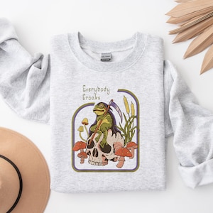 Sudadera con diseño de rana "Everybody Croaks", estilo cabaña de abuela, regalo de invierno con rana, camiseta de bebé Y2K con el logo de la abuela