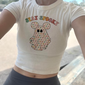 Bleiben Sie gruselige Mickey Crop Tank, Halloween Disney Baby Tee, schwarzes Disney-Oberteil, niedliche Disney Crop-Tops, gruselige Ernte