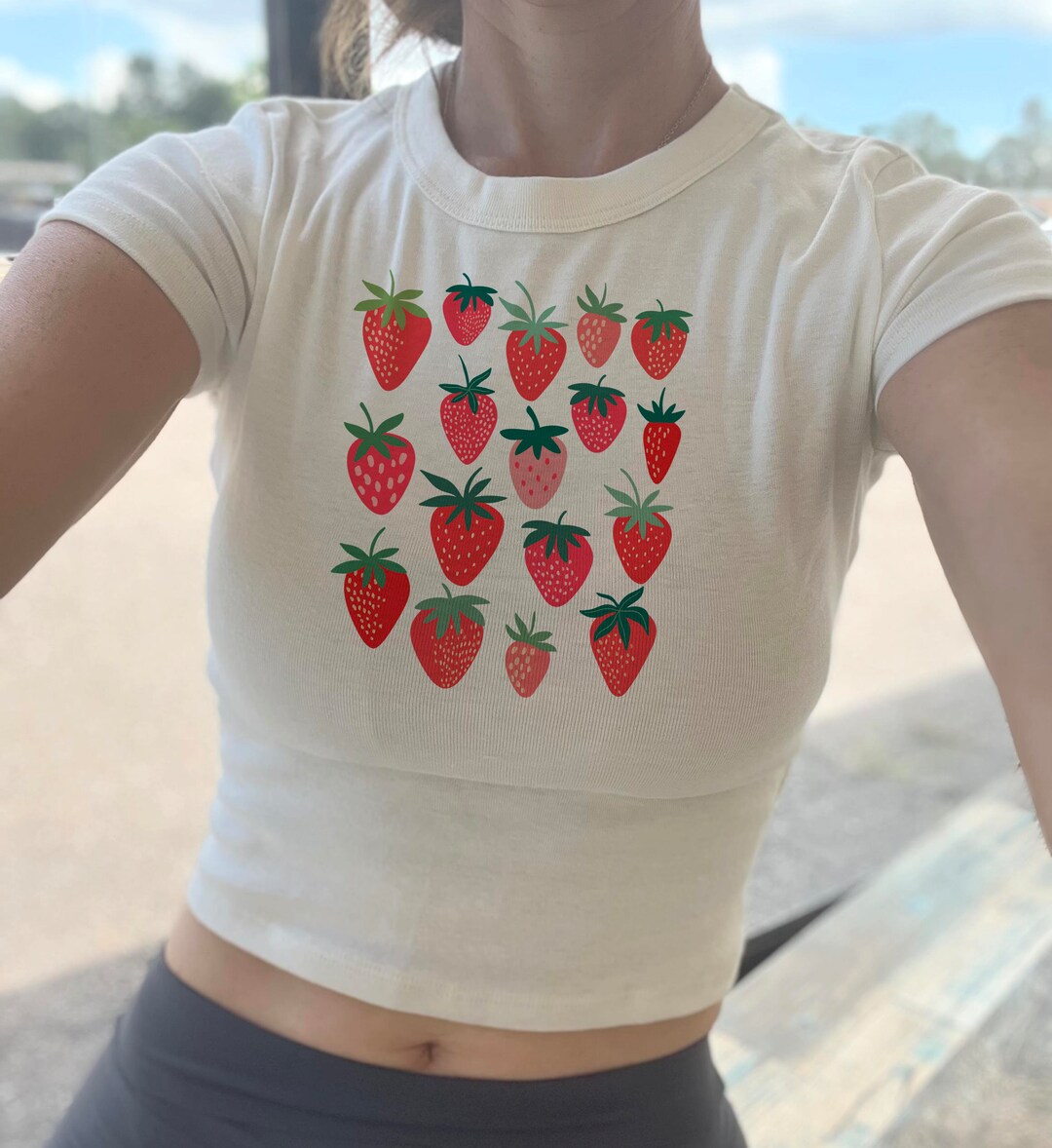 【ITZAVIBE】STRAWBERRY LOGO CROP T SHIRT STRAWBERRY LOGO CROP T SHIRT - ITZAVIBE | 60% - Asian