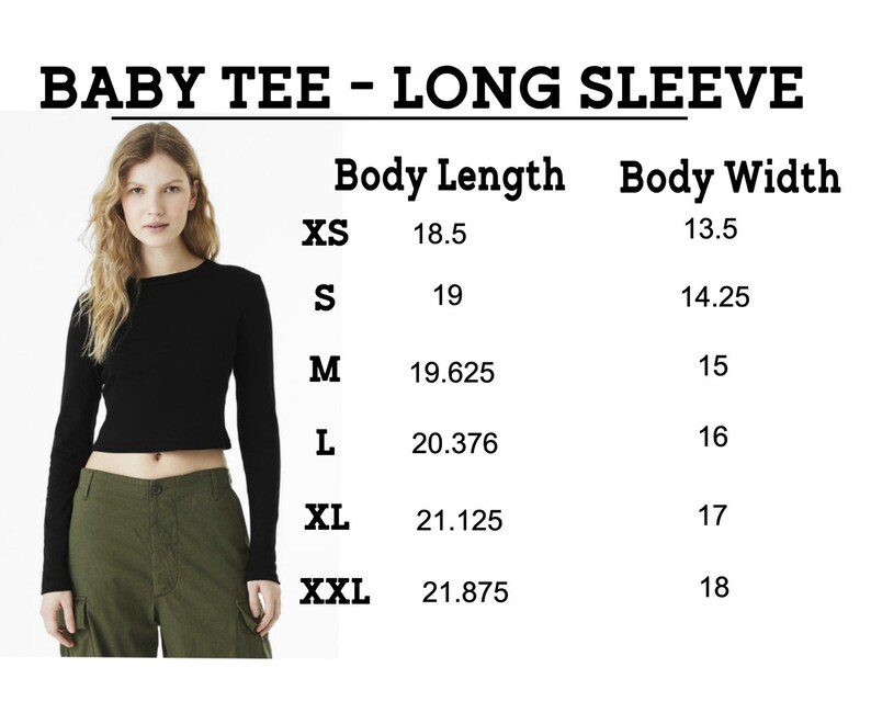 Puede incluir: Una camiseta de beb&eacute; negra de manga larga. La imagen incluye una tabla de tallas con medidas de largo y ancho del cuerpo en pulgadas para las tallas XS a XXL. La modelo lleva la camiseta negra con pantalones cargo verde oliva.