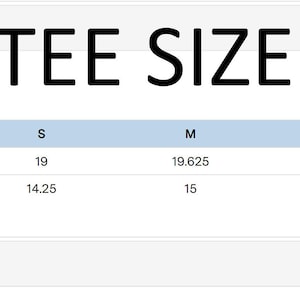 Op de afbeelding: Een maattabel voor baby-t-shirts met de titel BABY TEE SIZE CHART. Het toont de maten XS tot 2XL met lichaamslengte en lichaamsbreedte in inches. De tabel geeft lichaamslengtes van 18,5 tot 21,875 en breedtes van 13,5 tot 18 weer.