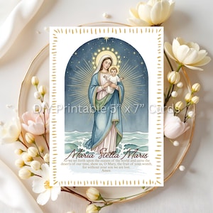 Op de afbeelding: Een 12,7 cm x 17,8 cm DIY printbare kaart met een illustratie van Maria die Jezus vasthoudt, tegen een achtergrond van een sterrenhemel en oceaan. De kaart bevat de tekst "Maria Stella Maris" en een gebed.