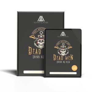 Op de afbeelding: Een zwart-witte illustratie van een piraten schedel met gekruiste zwaarden en de tekst "Pirate Mystery Game Dead Men Drink No Rum". De illustratie is op een zwarte achtergrond met een witte rand.