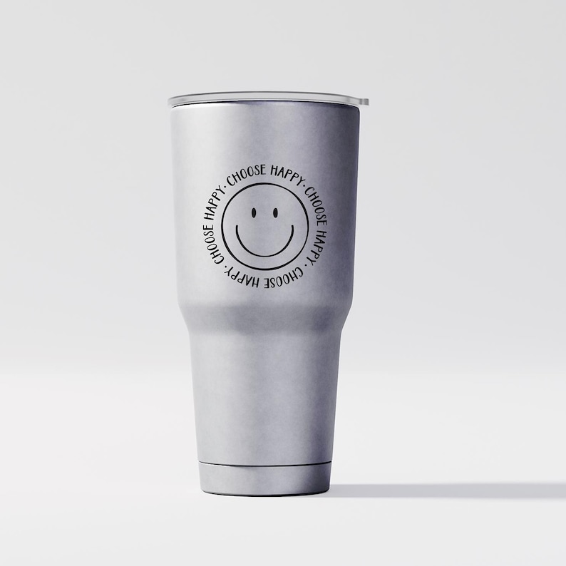 K&ouml;nnte beinhalten: Ein silberner Edelstahlbecher mit einem schwarzen Smiley-Gesicht und dem Text "Choose Happy", der sich um das Gesicht wiederholt.