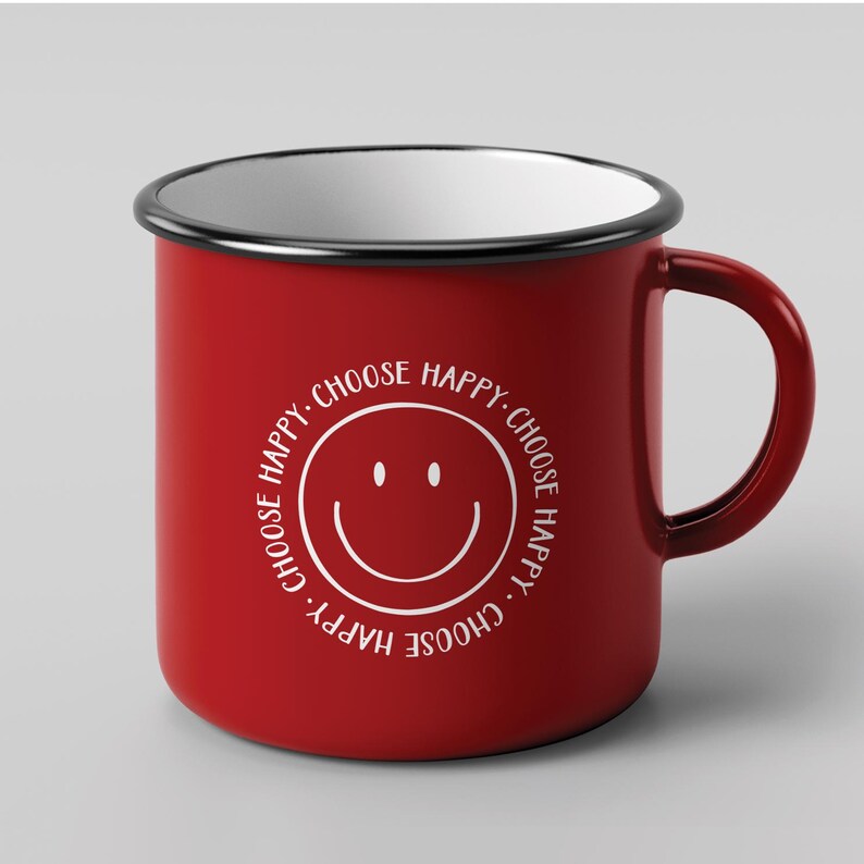 K&ouml;nnte beinhalten: Rote Emaille-Tasse mit einem wei&szlig;en l&auml;chelnden Gesicht und dem Text "Choose Happy", der sich um das Gesicht wiederholt.