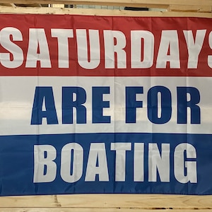 Puede incluir: Una bandera roja, blanca y azul con el texto "Saturdays Are For Boating" en letras blancas.