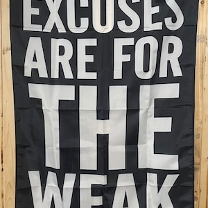 Motywacja Flaga DARMOWA WYSYŁKA Wymówki są dla słabych Podnieś Jaskinię Człowieka Zyskuje Moc Pot Ból Siłownia Znak Poświęcenia Plakat USA 3x5’ Pojedyncza strona