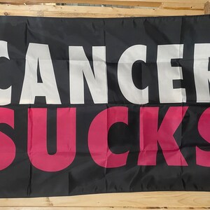 Bandera de concientización sobre el cáncer de mama GRATIS USA SHIP Pink Cancer Sucks Find The Cure Fight Chemo Radiation Survivor Freedom 3x5' Sign Poster Single