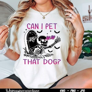 Könnte beinhalten: Ein weißes T-Shirt mit einer schwarz-weißen Grafik eines Skeletts mit einem Grabstein, auf dem "RIP" steht, und dem Text "Can I Pet That Dog?" in Lila und Rosa.