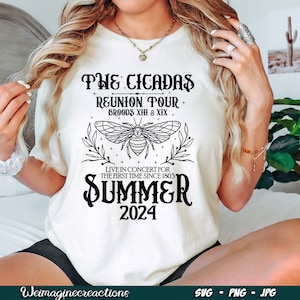 Pode incluir: Camiseta creme com um design gráfico preto. O design inclui o texto "THE CICADAS REUNION TOUR BROODS XIII & XIX" e "SUMMER 2024". Apresenta também uma ilustração detalhada de uma cigarra.