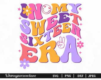 Pode incluir: Design de texto estilo retro groovy em cores rosa, laranja, amarelo e roxo. O texto diz "In My Sweet Sixteen Era" com um sinal de paz e flores.