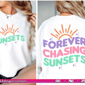 Könnte beinhalten: Weißer Pullover mit einem Grafikdesign einer Sonne mit dem Text "FOREVER CHASING SUNSETS" in Lila, Rosa und Grün. Der Text "SUNSETS" befindet sich auch auf der Vorderseite des Pullovers.
