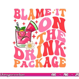 Puede incluir: Un diseño gráfico rosa, naranja y rojo con el texto "Blame it on the drink package". Un vaso de limonada rosa con una rodaja de sandía y una pajita está en el centro del diseño.
